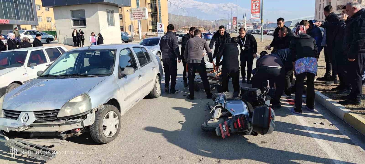 Erzincan\'da Trafik Kazası: Motosiklet Sürücüsü Ağır Yaralı