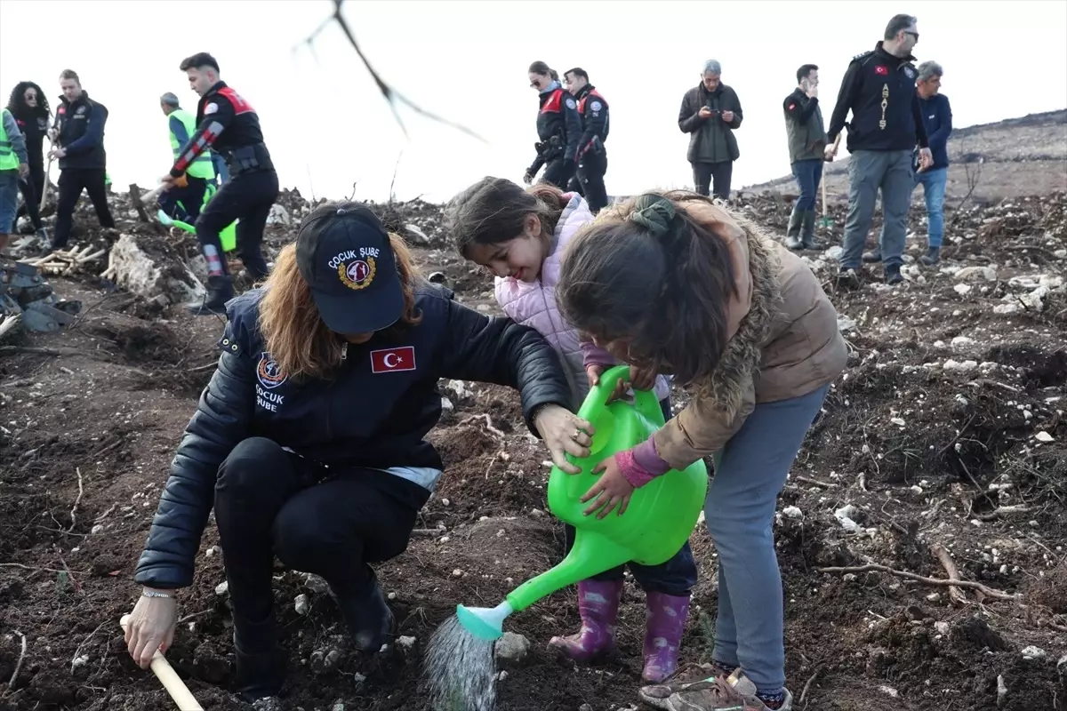 Polisler Orman Yangınına Fidan Dikti