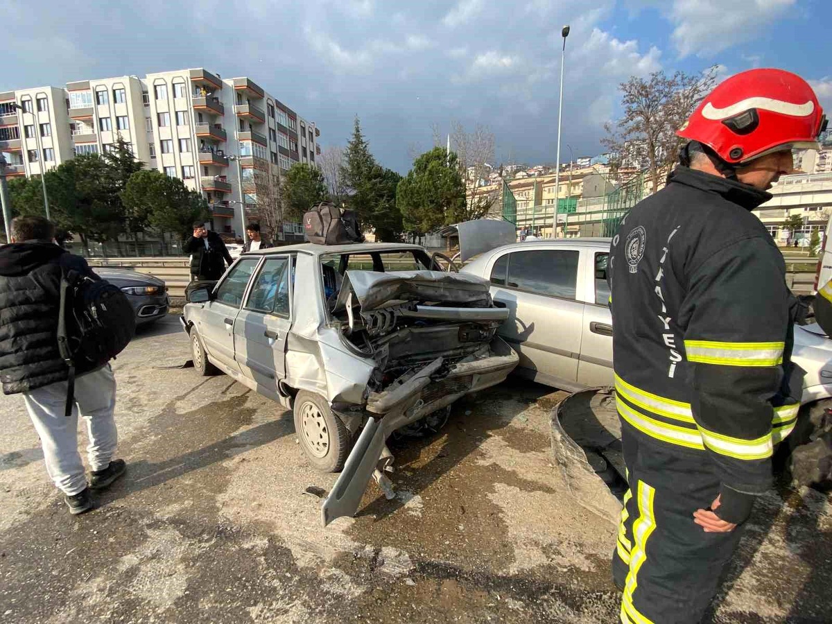 İzmit\'te Zincirleme Kaza: 2 Yaralı