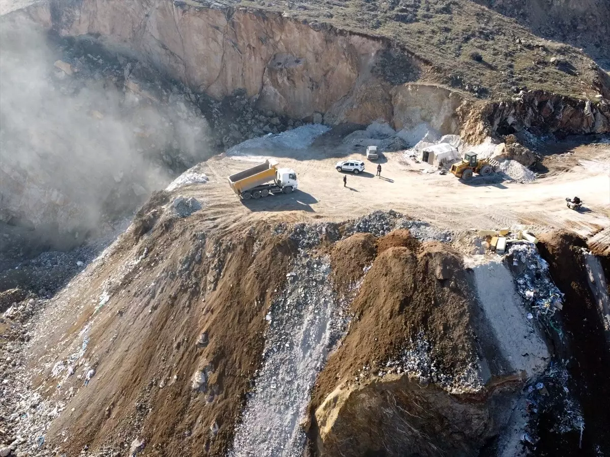 Elazığ’da Deprem Enkazı Taşınıyor