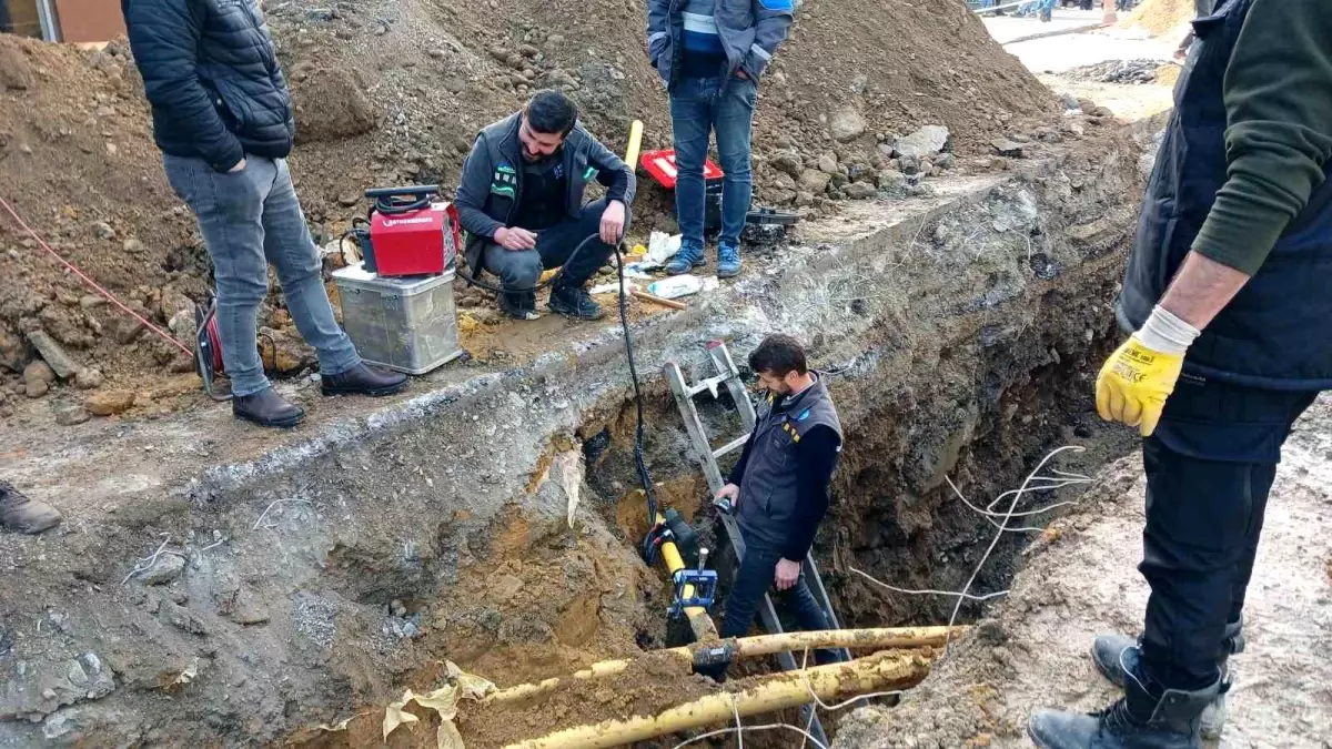 Düzce\'de Alt Yapı Çalışması Sırasında Doğal Gaz Hattı Delindi