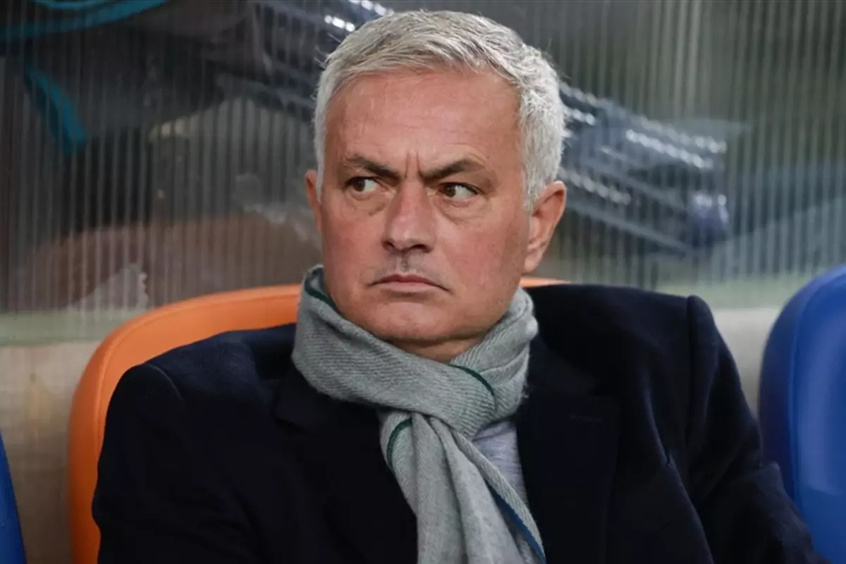 Atılan manşetleri görmeniz lazım! Bütün ülke Mourinho\'yu konuşuyor