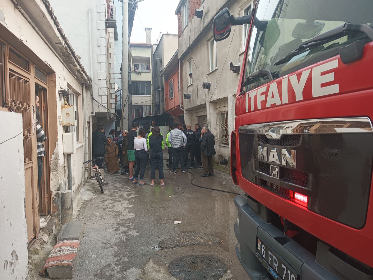 Bursa\'da 4 Katlı Binanın Dış Cephesinde Yangın Çıktı