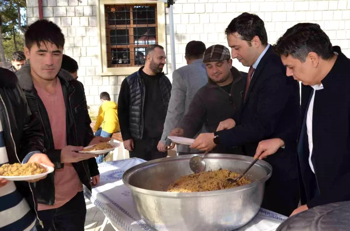 Ertuğrul Gazi Türbesi\'nde Şifalı Pilav Geleneği Devam Ediyor