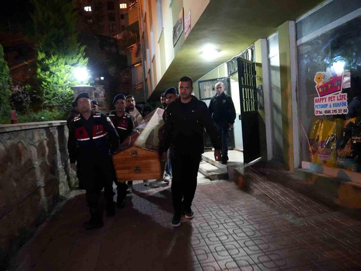 Polis Memuru Boşanma Aşamasındaki Eşini Öldürdü