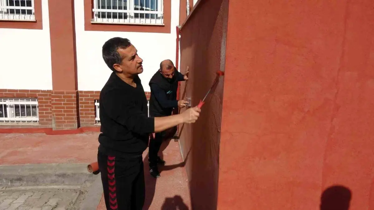 Fedakar Öğretmenlerden Okul Bakımı