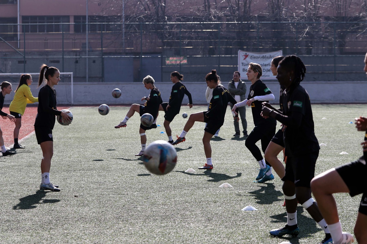Gaziantep\'in Kadın Futbol Takımı Beşiktaş Maçına Hazırlanıyor