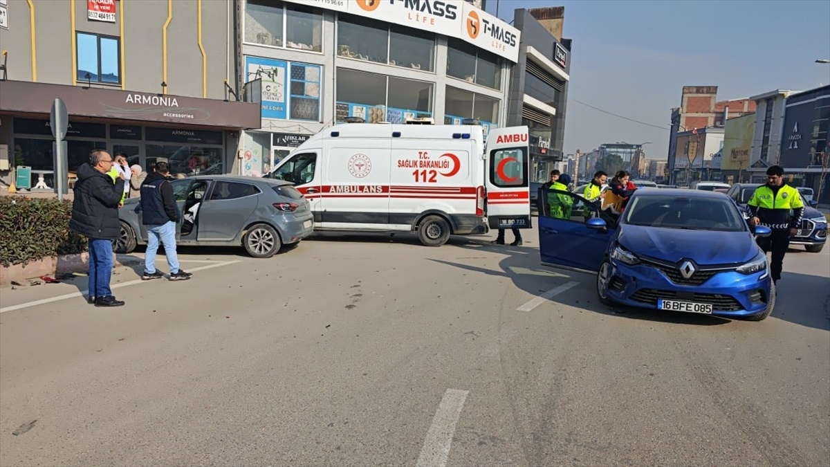 İnegöl\'de Trafik Kazası: 2 Yaralı