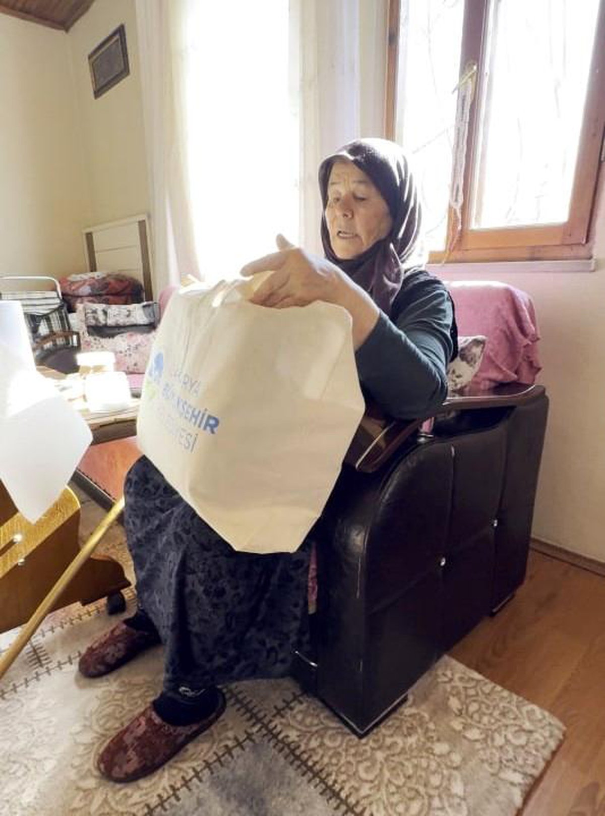 Sakarya\'da Yaşlı Kadının Yüzü Gülerken Sosyal Destek Devam Ediyor