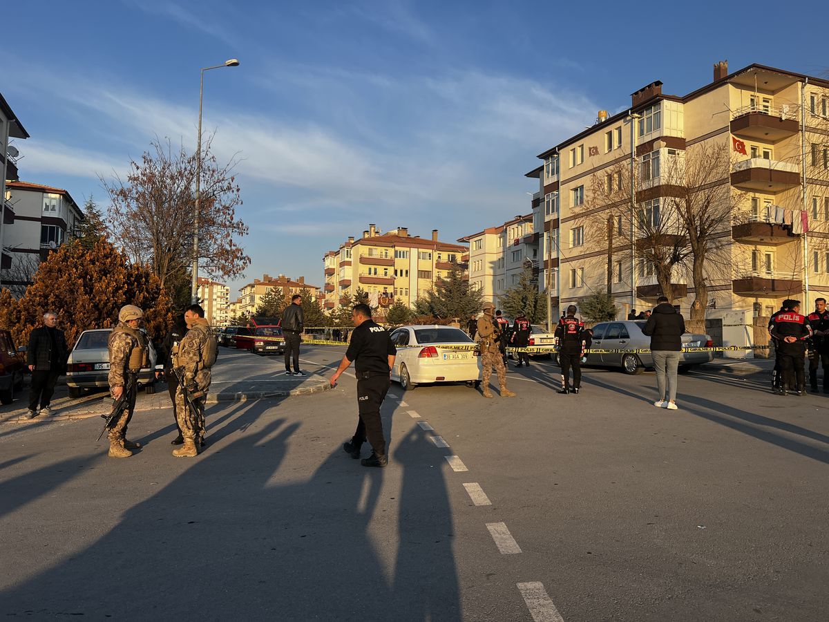 Kayseri\'de Borç- Alacak Meselesi Yüzünden Silahlı Kavga: 3 Yaralı