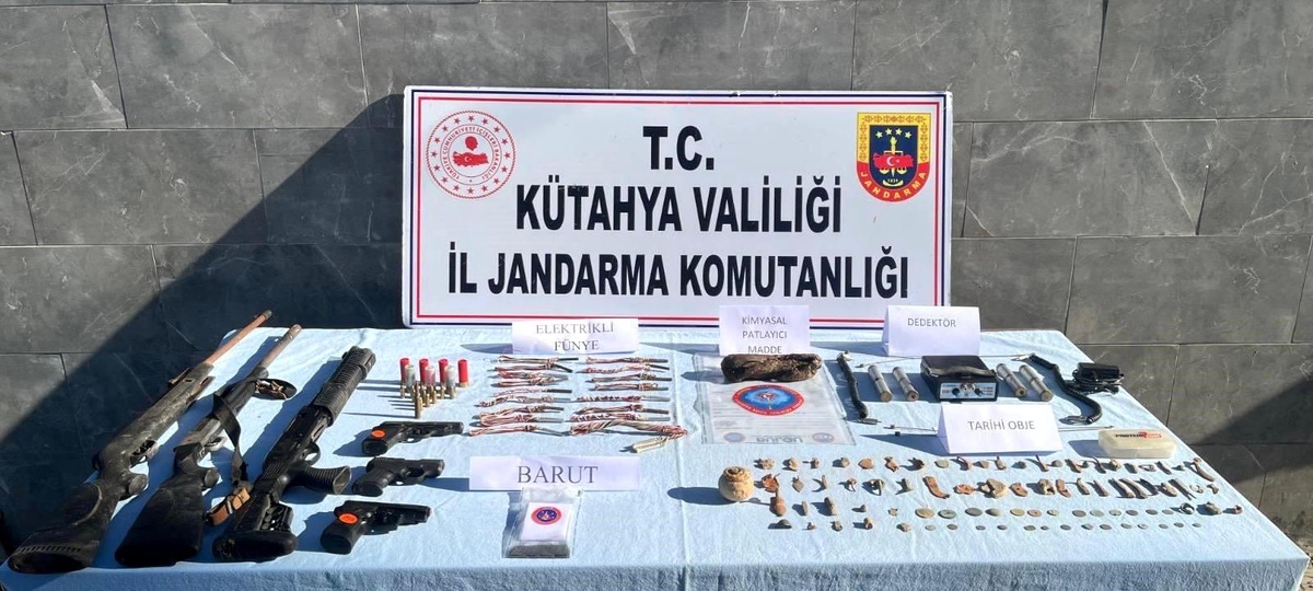 Kütahya\'da Tarihi Eser ve Patlayıcı Ele Geçirildi