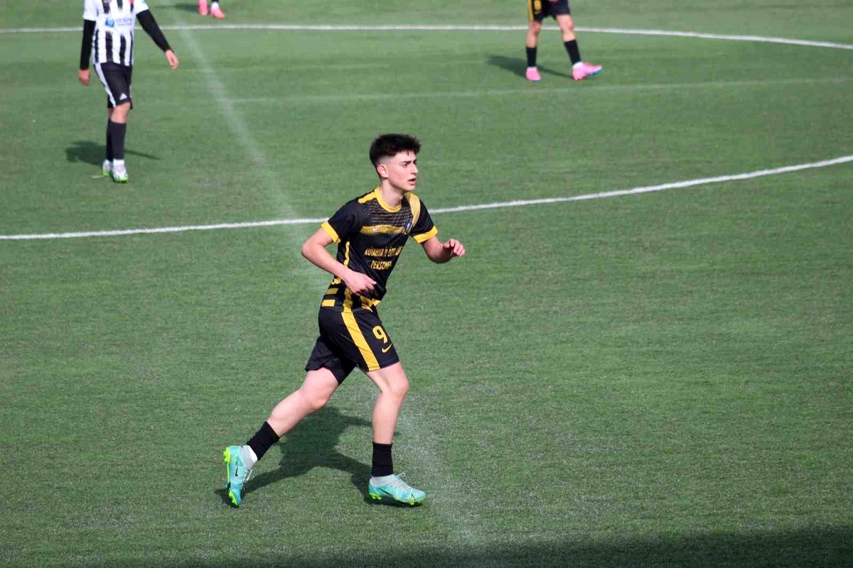 Batuhan Karagöz\'den Futbol Kariyerine Hızlı Adım