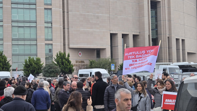 Mansur Yavaş, İmamoğlu'na destek için Çağlayan Adliyesi'ne geldi