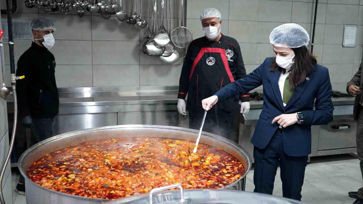 Şırnak\'ta Bin Aileye Sıcak Yemek Dağıtımı