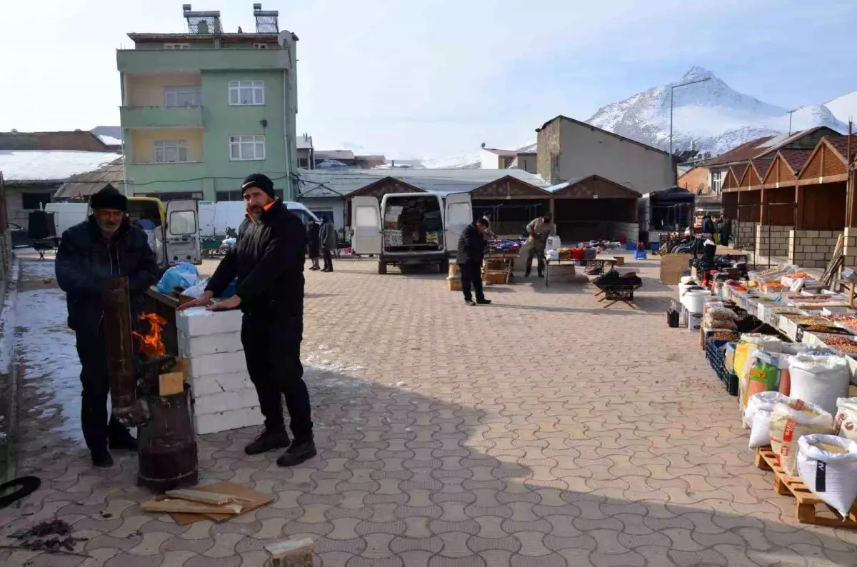 Tercan\'da Aşırı Soğuk Pazarı Boş Bıraktı