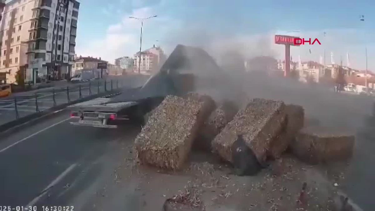 Aksaray\'da TIR Kazası: Yolda Yonca Balyaları Devrildi