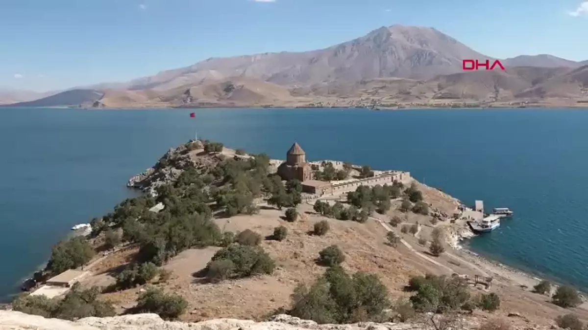 Akdamar Adası\'ndaki Tavşan Tehdidi Turizmi Tehdit Ediyor