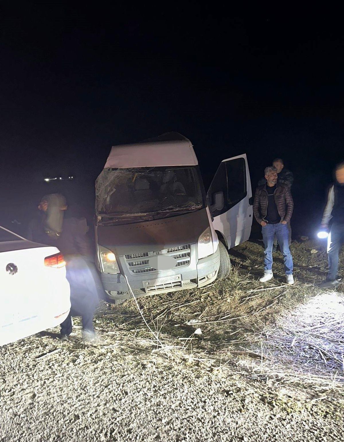 Batman\'da Minibüs Takla Attı