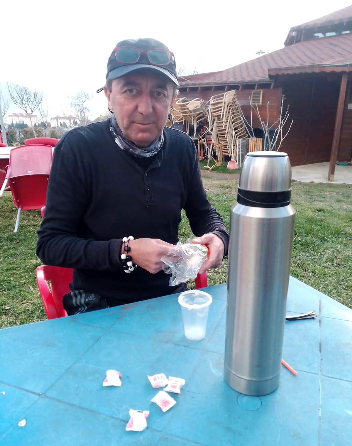 Bilecik\'te Çay Fiyatlarına Tepki: Termosta Evde Demlediği Çayı Getirdi
