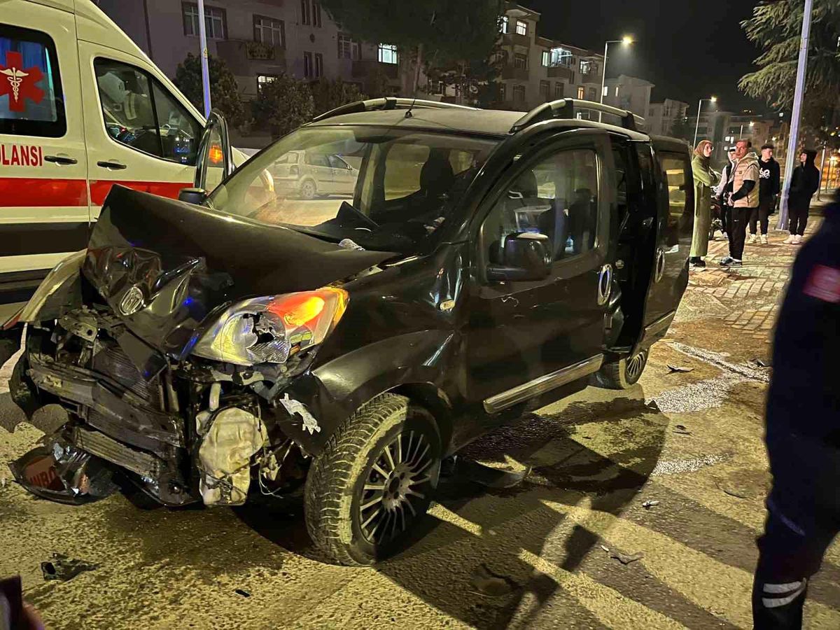 İnegöl\'de Trafik Kazası: 4 Yaralı