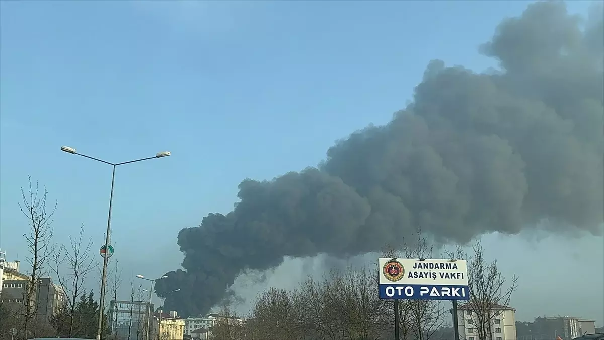 Çekmeköy\'de lastik fabrikasında yangın! Bir anda alevler yükseldi