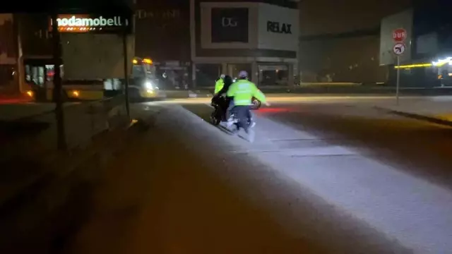 'Dur' ihtarına uymayan motosikletli polise çarptı! Marifet gibi sosyal medyada paylaştı
