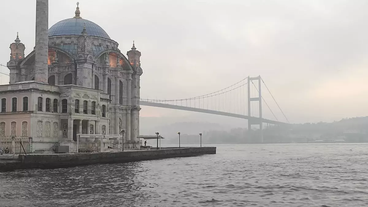 İstanbul Boğazı\'nda gemi trafiği çift yönlü durduruldu