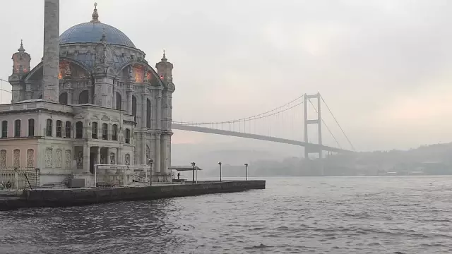 İstanbul Boğazı'nda gemi trafiği çift yönlü askıya alındı