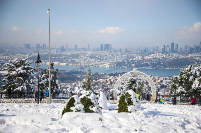 Lapa lapa kar geliyor! AKOM İstanbul için gün verdi, 20 santimetreye ulaşacak