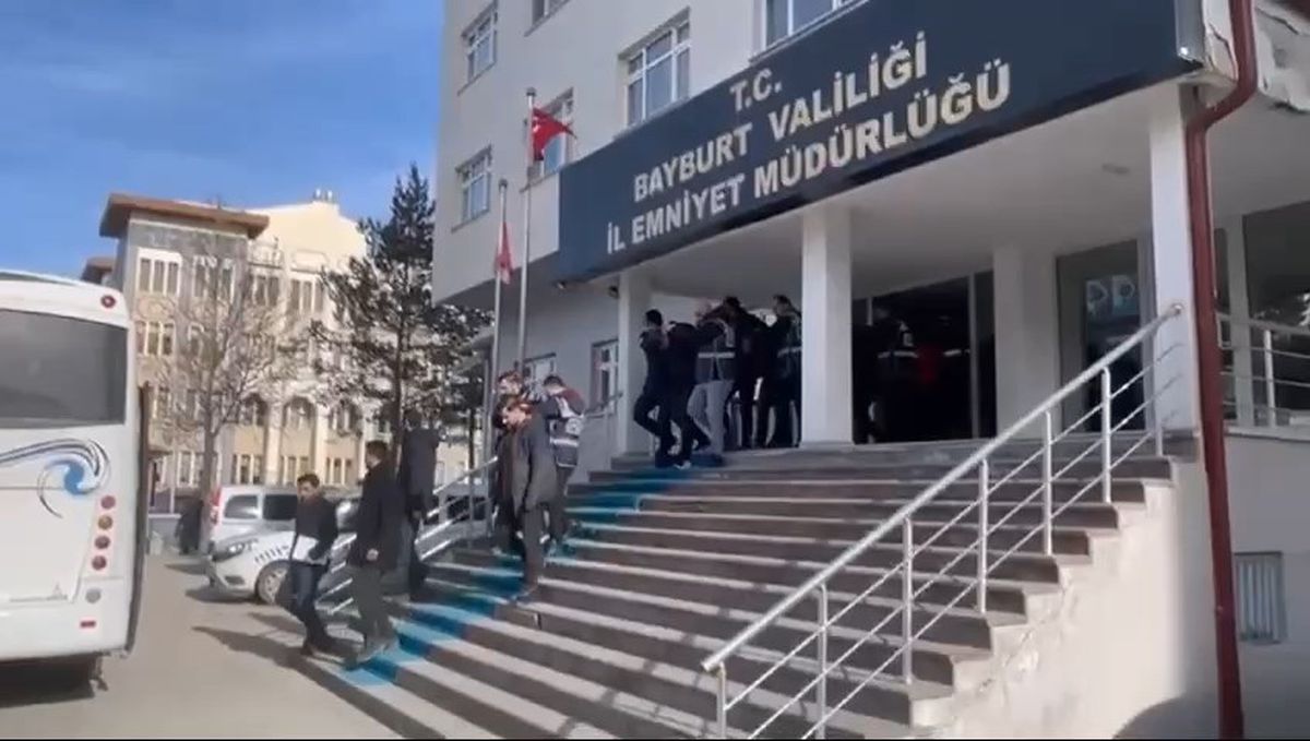 Mersin\'de Oto Kiralama Dolandırıcılığı Operasyonu: 11 Şüpheli Yakalandı
