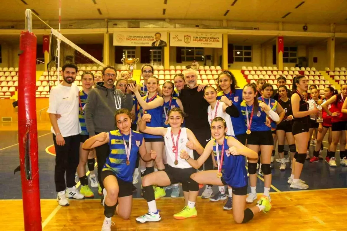 Özel İdare Spor Kulübü Yıldız Kızlar Voleybol İlinin Şampiyonu Oldu