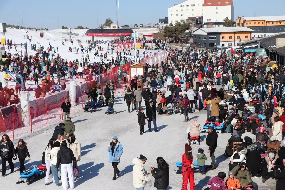 Erciyes Kayak Merkezi\'nde Sömestir Yoğunluğu