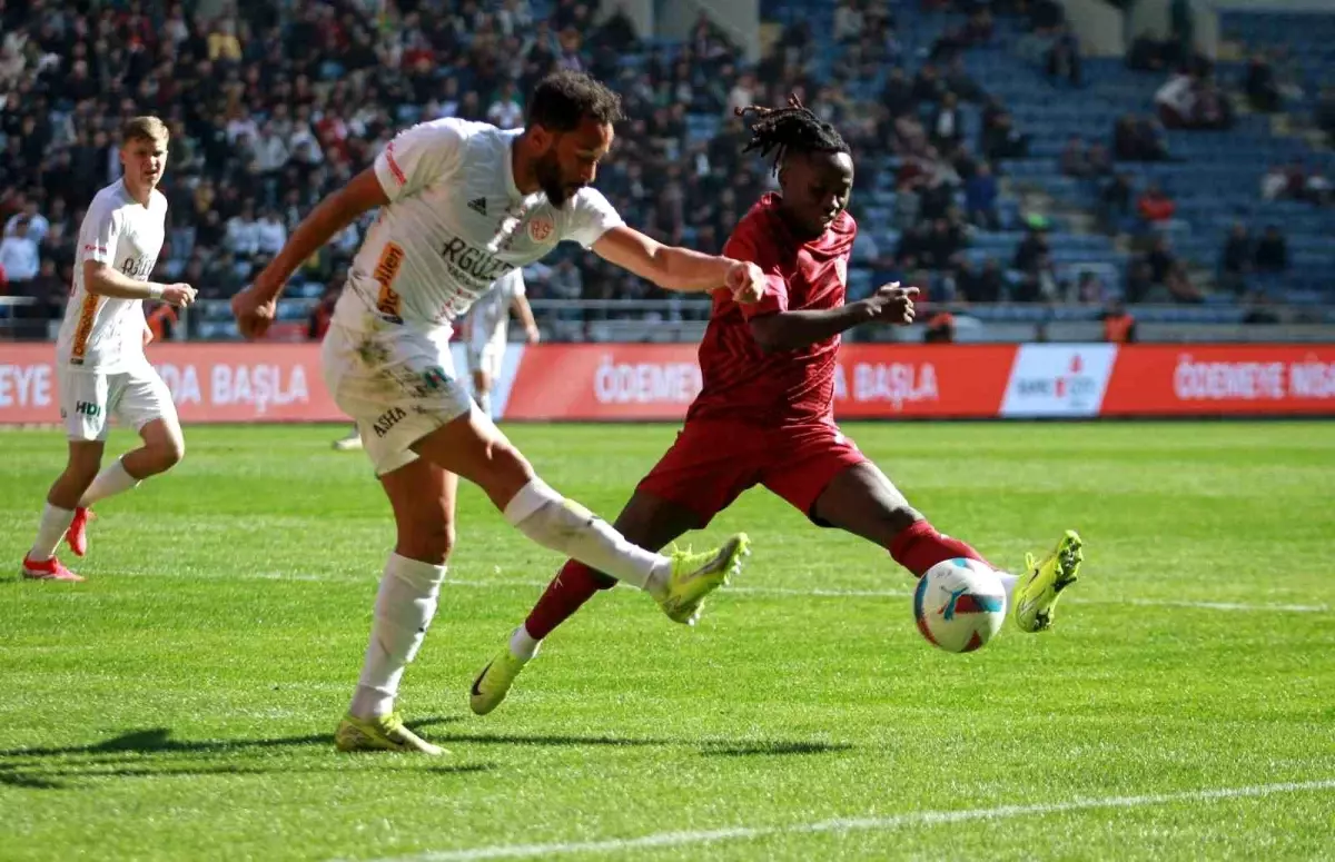 Antalyaspor, Hatayspor\'u 2-1 Önde Geçti