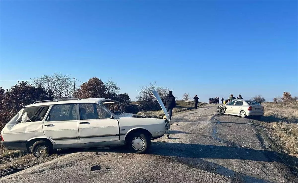 Eşme\'de Trafik Kazası: 5 Yaralı