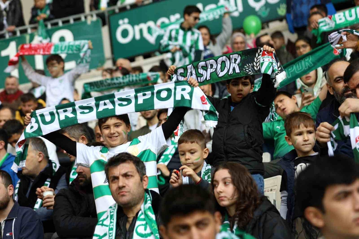 Bursa Büyükşehir Belediyesi 300 Çocuğu Bursaspor Maçında Misafir Etti