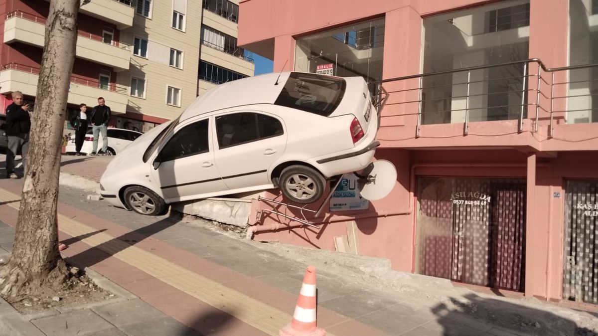 Çorum\'da Park Halindeki Otomobil Dükkanın Merdivenlerine Çıktı