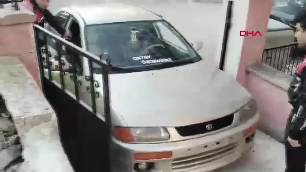 Polisin Dur İhtarına Uymayan Sürücü, 3 Katlı Binanın Bahçe Kapısına Çarptı