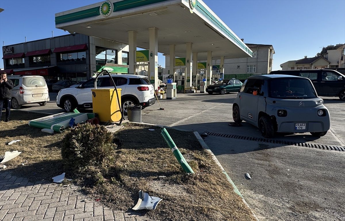 Elazığ\'da 3 aracın karıştığı kazada 1 kişi yaralandı