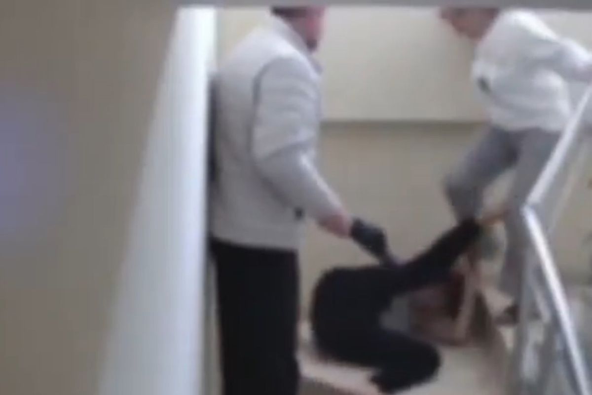 Engelli oğullarını vicdansızca darbettiler