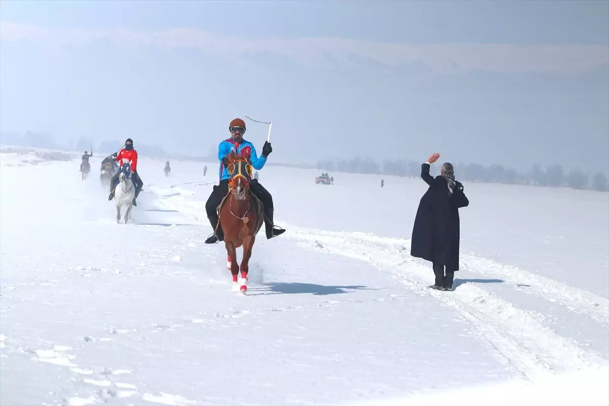 Erzurum\'da Mahalli At Yarışı