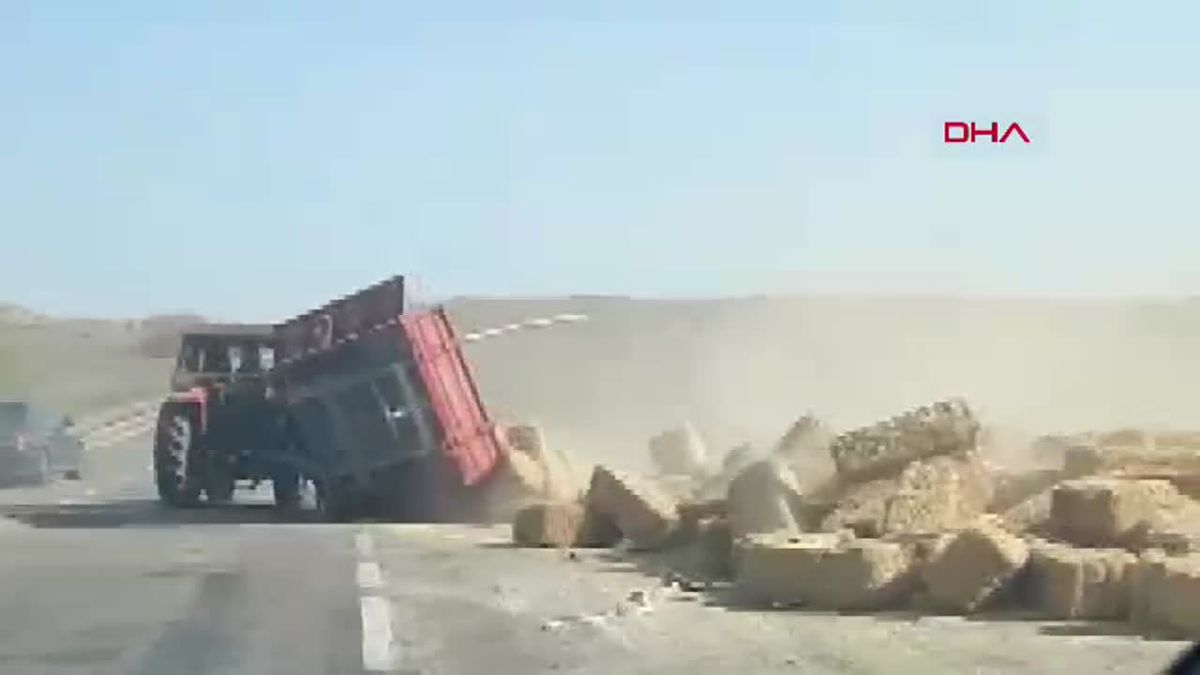 Amasya\'da Aşırı Yüklenen Traktör Devrildi