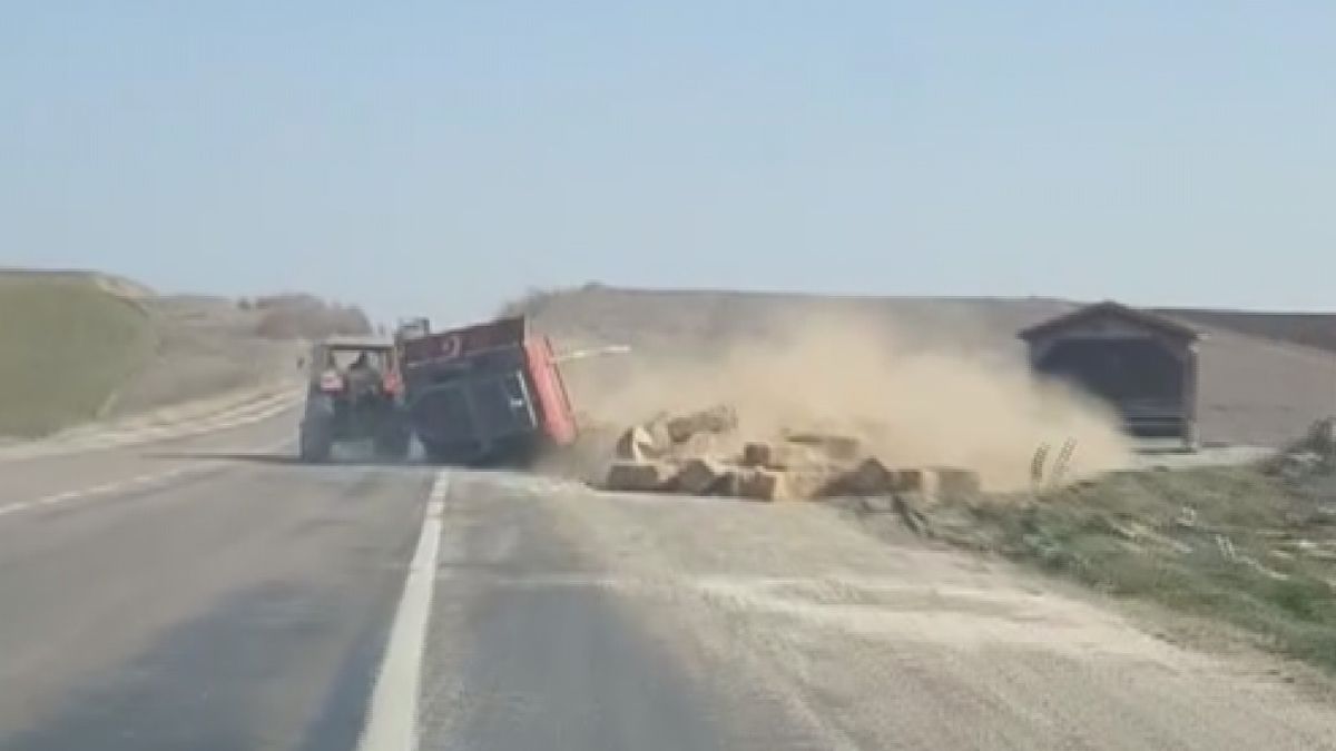 Amasya\'da Aşırı Yükleme Yüzünden Traktör Römorku Devrildi