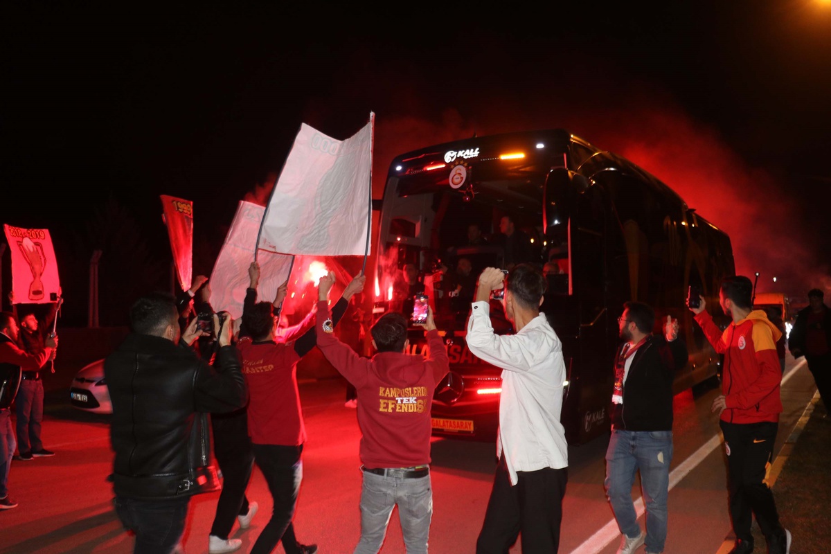 Galatasaray, Gaziantep\'te Coşkuyla Karşılandı