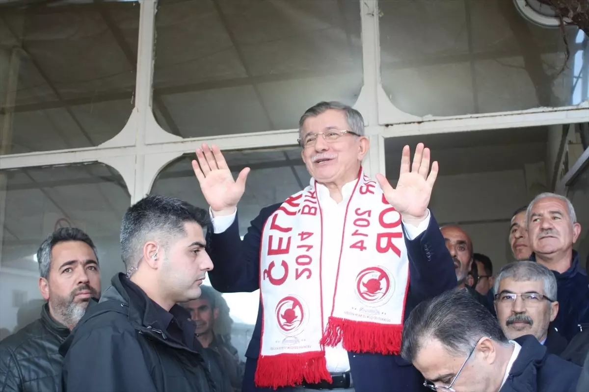 Davutoğlu Adıyaman\'da Depremzedeleri Ziyaret Etti