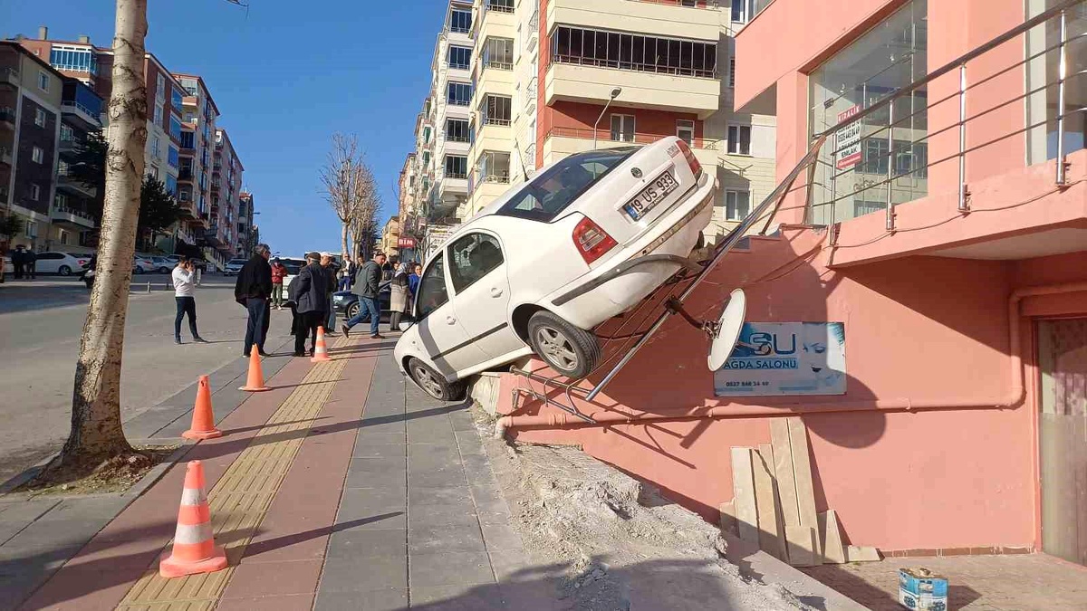 Engelli Bireyin Hatası Otomobili Merdivende Asılı Bıraktı