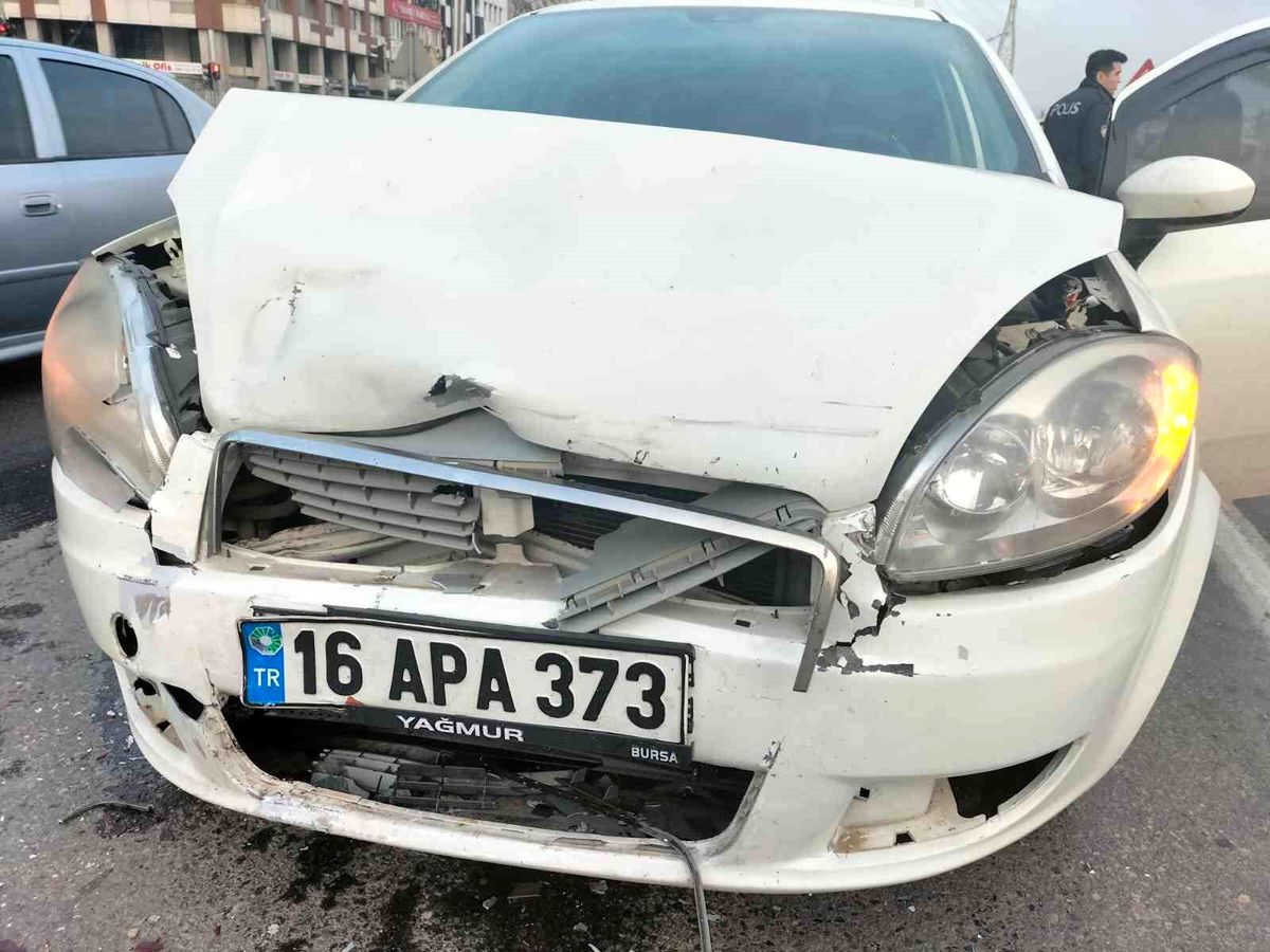 İzmit\'te Kontrolden Çıkan Araç Kazası