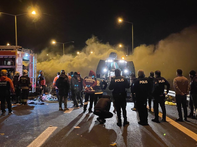 TAG Otoyolu'nda korkunç kaza! Araçlar alev topuna döndü, ölü ve yaralılar var TAG Otoyolu'nda korkunç kaza! Araçlar alev topuna döndü, ölü ve yaralılar var
