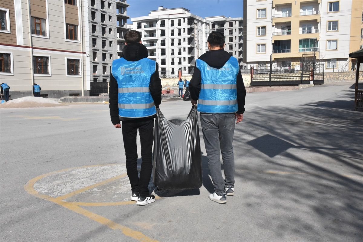 Van\'da Yükümlüler Okulları Yeniliyor