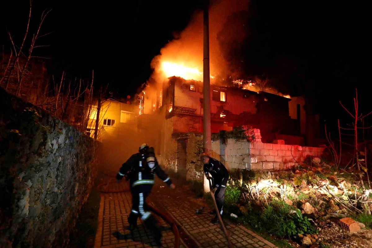 Antalya\'da 150 Yıllık Tarihi Evin Yangında Küle Dönmesi