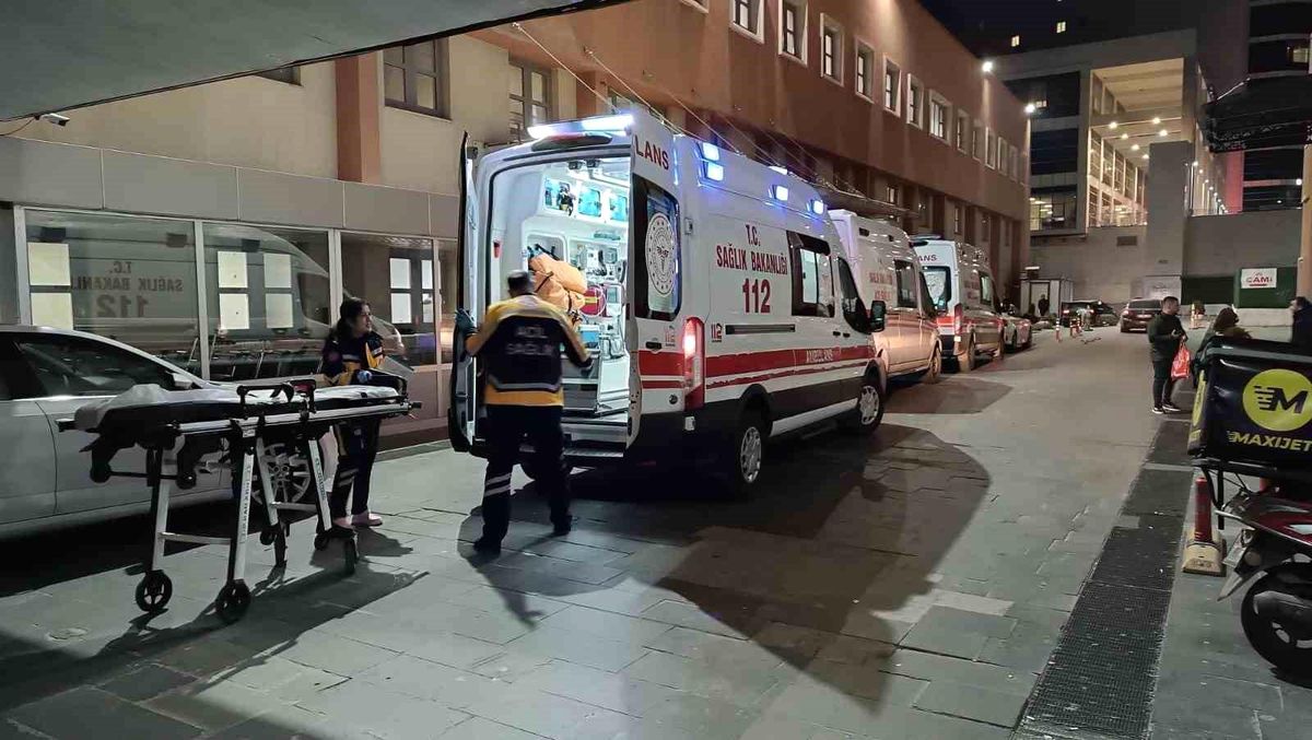Batman\'da Bıçaklı Kavga: 20 Yaşındaki Genç Ağır Yaralandı